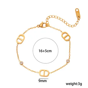 Gros plan du bracelet en acier titane plaqué or avec lettre D et chaîne ajustable