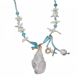 Oceaan kralenketting met blauwe glazen kralen en een grote zilveren schelphanger