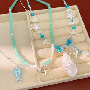 Detailopname van kralenkettingen in oceaanthema met schelp- en zeesterhangers