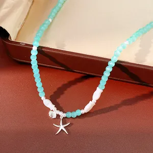 Gedetailleerd overzicht van een groenblauwe glaskralen ketting met zilveren hangers