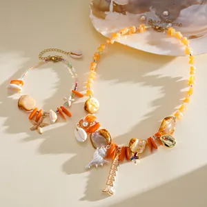 Détail de bijoux d'été avec coquillages naturels, perles oranges et breloques étoile de mer