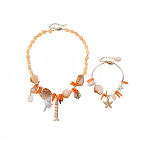 Parure de collier d'été en cristal et coquillages avec étoile de mer et conque.