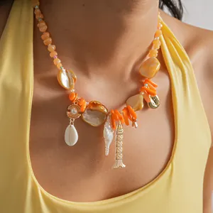 Vue détaillée du collier d'été en coquillages et étoiles de mer sur un mannequin
