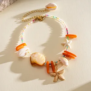 Collier vacances d'été avec coquillages, étoiles de mer et perles de cristal colorées.