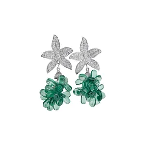 Elegantes pendientes de flores de plata con cuentas de cristal verde para el verano