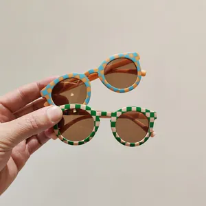 Fashionable checkered pattern children's sunglasses for stylish summer UV protection