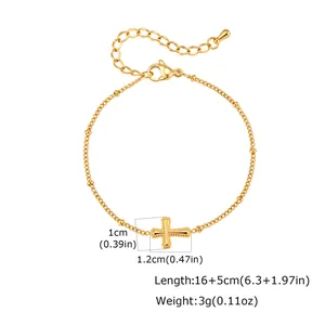 Vue détaillée d'un bracelet en acier inoxydable doré 18 carats avec pendentif croix.