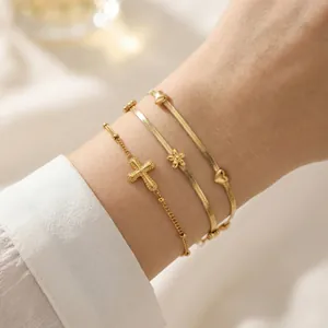 Ensemble de bracelets élégants en acier inoxydable doré 18K avec croix et cœurs.