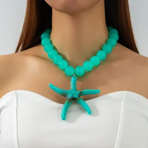Detailansicht der böhmischen türkisfarbenen Perlenkette mit einem großen Seestern