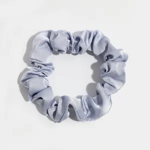 Chouchou en satin bleu clair soyeux pour une coiffure douce, élégante et quotidienne