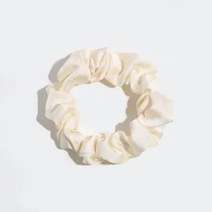 Chouchou minimaliste en satin crème uni doté d'un élégant design plissé et doux