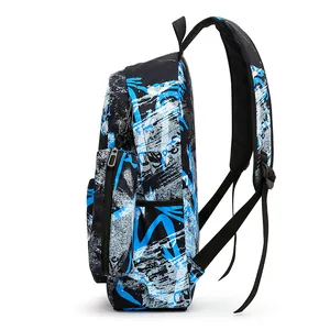 Vue latérale d'un sac à dos d'étudiant à imprimé graffiti bleu avec poche latérale