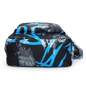 Gros plan sur le fond du sac à dos scolaire imperméable avec imprimé graffiti bleu