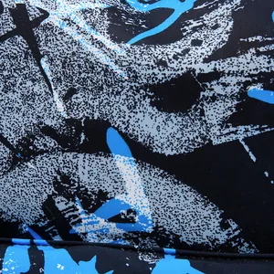 Gros plan sur le motif graffiti bleu abstrait du tissu imperméable de sac à dos