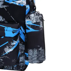 Gros plan détaillé d'un sac à dos déperlant avec motif graffiti bleu et noir abstrait