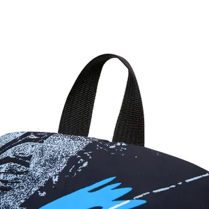 Vue rapprochée détaillée de la poignée en sangle noire d'un sac à dos avec imprimé