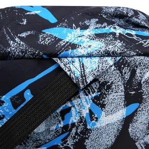 Gros plan détaillé du tissu imperméable d'un sac à dos avec motif graffiti bleu