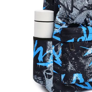 Détail de la poche latérale en filet d'un sac à dos d'école à motif graffiti bleu et noir