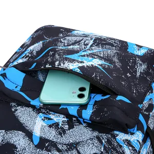 Gros plan détaillé de la poche avant d'un sac à dos scolaire étanche avec un smartphone