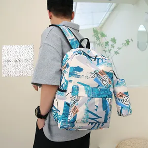 Vue latérale d'un sac à dos d'écolier avec motifs graffitis bleus et trousse assortie