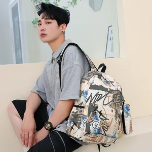 Étudiant portant un sac à dos imperméable de grande capacité avec un style graffiti
