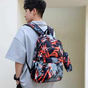 Vue latérale d'un sac à dos tendance et déperlant porté par un mannequin asiatique