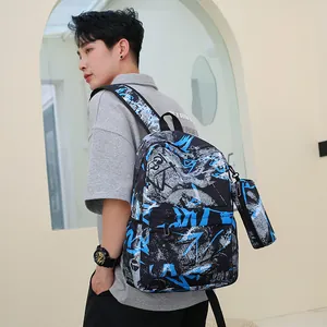 Un sac à dos stylé imprimé graffiti avec pochette assortie porté par un modèle
