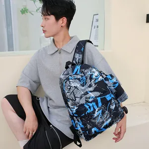 Mannequin portant un sac à dos graffiti bleu avec pochette assortie, gros plan