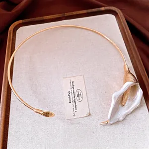 Elegante collana girocollo dorata con giglio calla e raffinato dettaglio petalo bianco