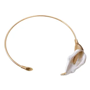 Elegante girocollo aperto color oro con giglio bianco e dettagli floreali testurizzati