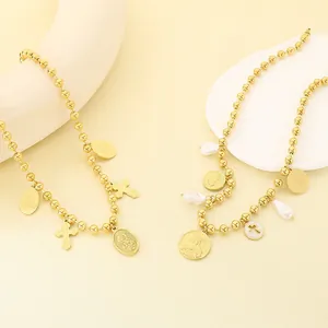 Détail du collier vintage en perles dorées avec médailles de la Vierge et perles baroques