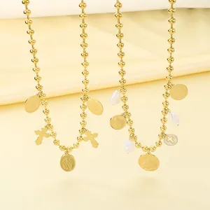 Détail de colliers chaîne à boules dorées avec des médailles de la Vierge Marie