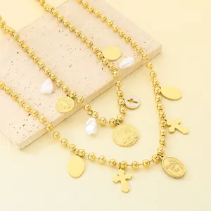 Vue détaillée de ce collier en perles dorées vintage avec médailles et perles baroques