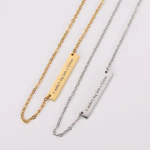 Colliers barres minimalistes en or et argent gravés A Mother's Hug Lasts a Lifetime