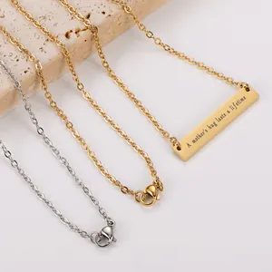 Gros plan d'un collier barre gravé avec 'A mother's hug lasts a lifetime'.