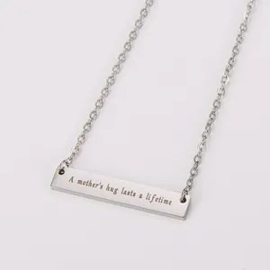Vue détaillée du collier barre en acier inoxydable avec citation sentimentale pour maman