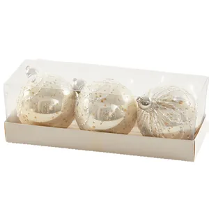 Set mit drei 8 cm großen cremefarbenen Weihnachtsbaumkugeln mit goldenem Glitzermuster.