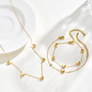 Vue détaillée de l'ensemble de bijoux papillon en acier inoxydable doré avec collier