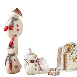 Set di tre adorabili pupazzi di neve in peluche natalizi per decorazioni festive in casa
