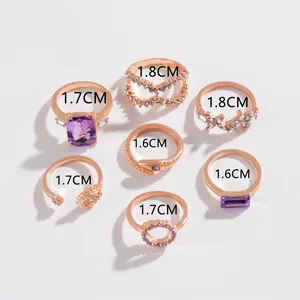 Detailansicht geometrischer Roségold-Ringe mit lila Edelsteinen und Größenangaben
