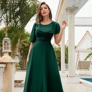 Elegante abito da sera verde scuro a maniche corte con una fluente gonna lunga