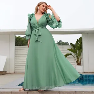 Elegantes salbeigrünes Chiffon-Abendkleid mit V-Ausschnitt und Rüschenärmeln.