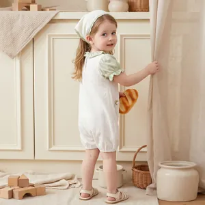 Adorable barboteuse d'été pour bébé fille à manches courtes avec foulard assorti