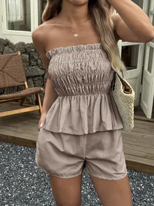 Lässiges Set aus gesmoktem Tube-Top und Shorts mit Nadelstreifen für den Sommer