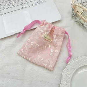 Élégante pochette à cordon en dentelle florale rose pour cosmétiques et bijoux