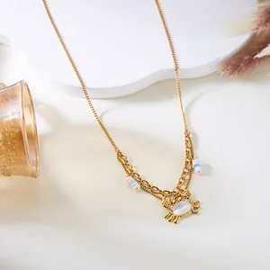 Collar bohemio de doble capa en oro con colgante de cangrejo de concha y cuentas