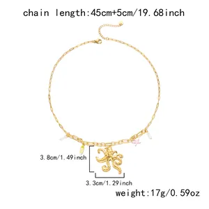 Detalles de dimensiones del collar dorado de acero inoxidable con colgante de pulpo y charms.