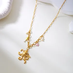 Detalle de dijes de pulpo y estrella de mar en un collar con temática oceánica