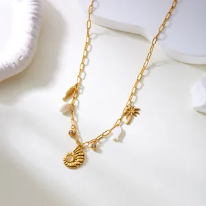 Primer plano de un collar dorado de acero inoxidable con dijes de concha y palma