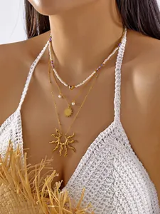 Conjunto de collares dorados en capas de estilo bohemio con colgantes de sol y perlas